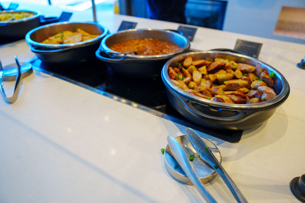 ソーセージやベイクドビーンズ、ポテトなど温かい食事ⒸPen&Voyage