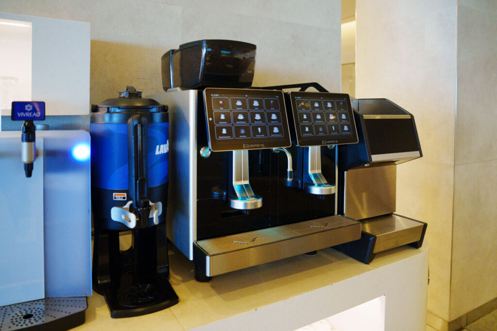 ラウンジのコーヒーコーナーⒸPen&Voyage