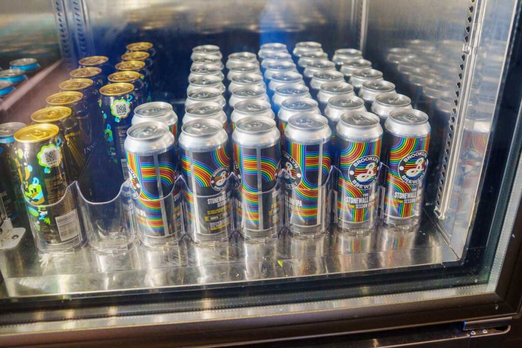 冷蔵庫に並ぶブルックリン・ブルワリー(Brooklyn Brewery)の缶ビールⒸPen&Voyage
