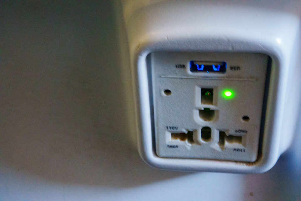 座席下にあるUSB-Aポートとコンセント差し込み口