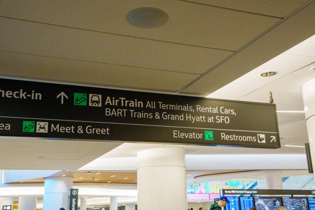 AirTrainをめざして進む