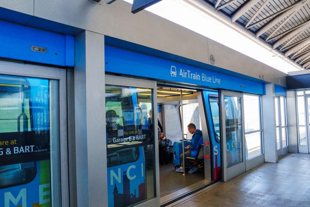 ターミナル1からBART駅に行くならブルーラインの方が早く着く