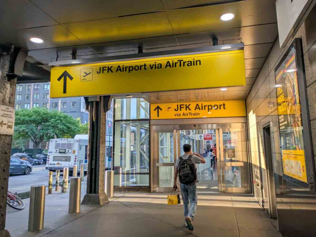 ジャマイカ駅でAirTrainに乗り継ぐ