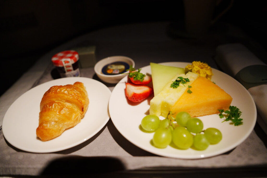 朝食に出されたたっぷりのフルーツⒸPen&Voyage