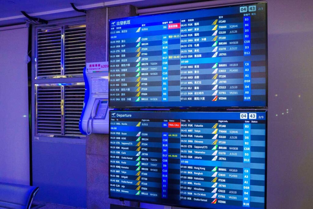 「Departure」の表示で搭乗口を確認するⒸPen＆Voyage