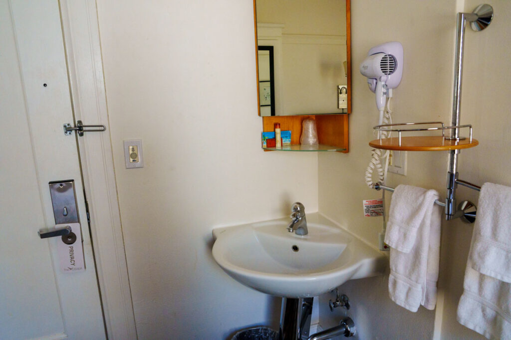部屋にはシンク、ドライヤー付き