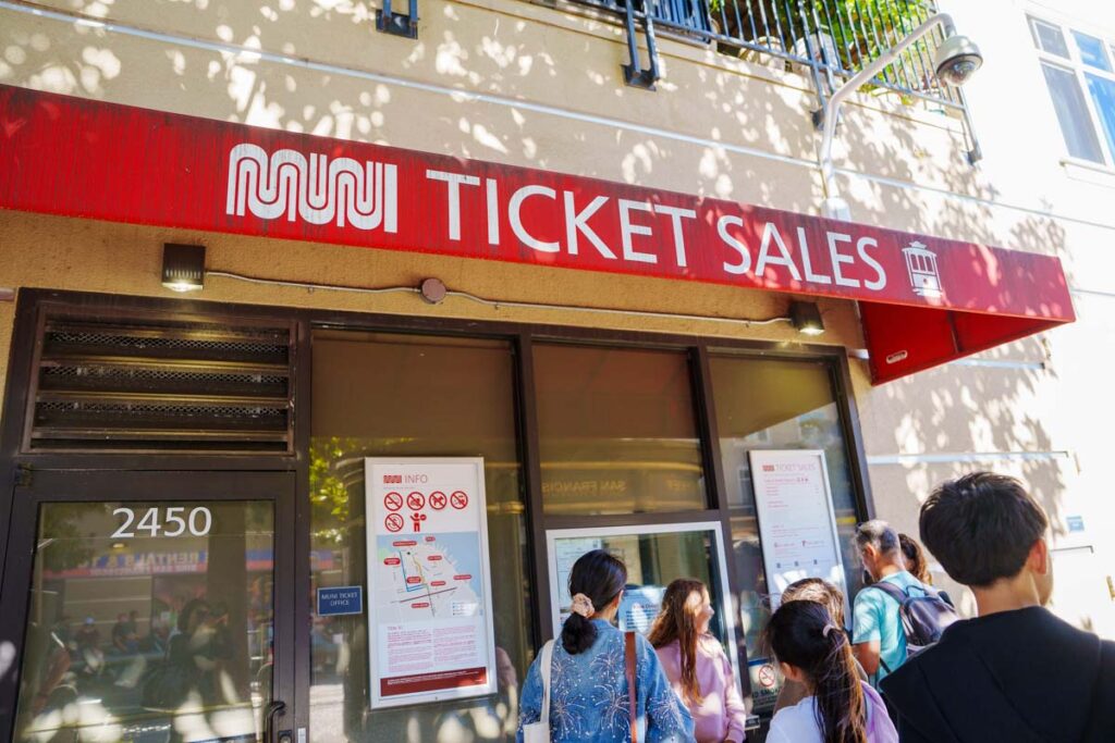 チケットが買えるかな?と近づいたが閉まっていた