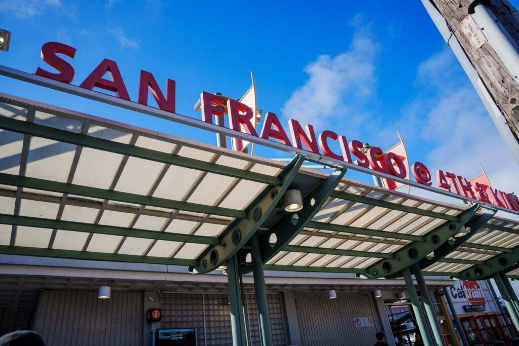 カルトレイン（Caltrain）のサンフランシスコ4番＆キング通り（4th & King Street）駅