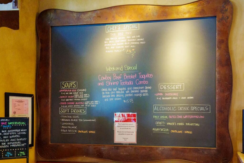 週末スペシャルは「牛肉のタキトスとエビのトスターダのプレート(Cowboy Beef Brisket Taquitos and Shrimp Tostada Combo)15.29ドル