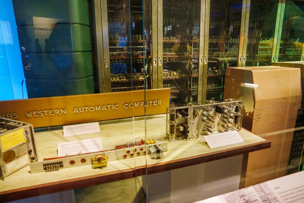 1950年に開発された初期の真空管式コンピュータSWAC