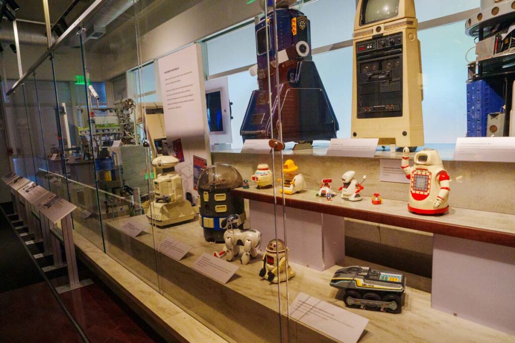 ロボティクスの展示。AIBOやFurbyが並ぶ