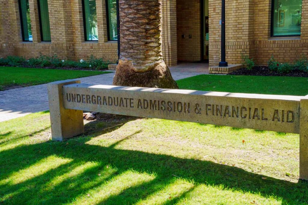 学部入学・奨学金（UNDERGRADUATE ADMISSION & FINANCIAL AID）