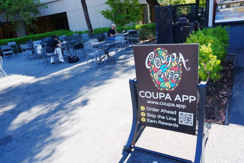 クパ・カフェ（Coupa Cafe）の看板