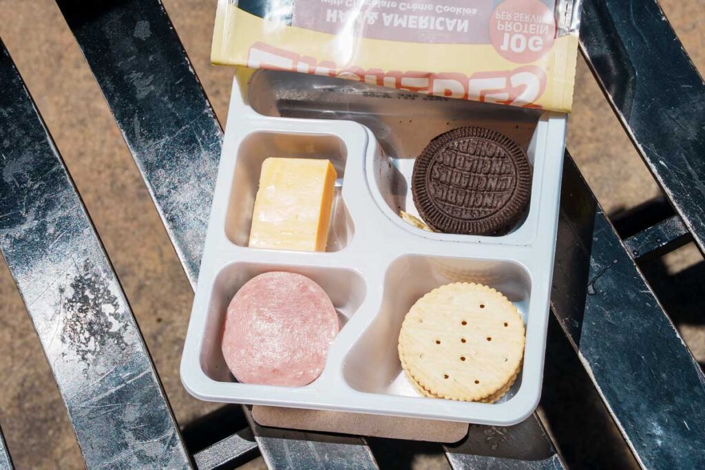 ハムやチーズ、クラッカー、クッキーのセット