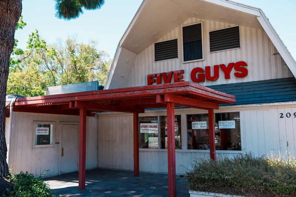 FIVE GUYSの外観