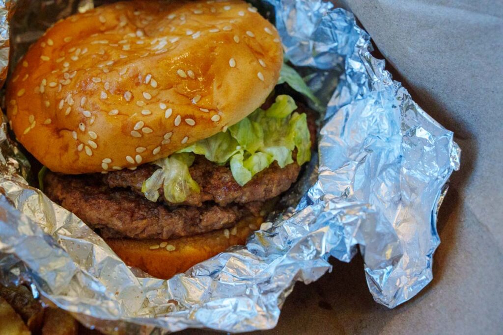 FIVE GUYSのバーガー