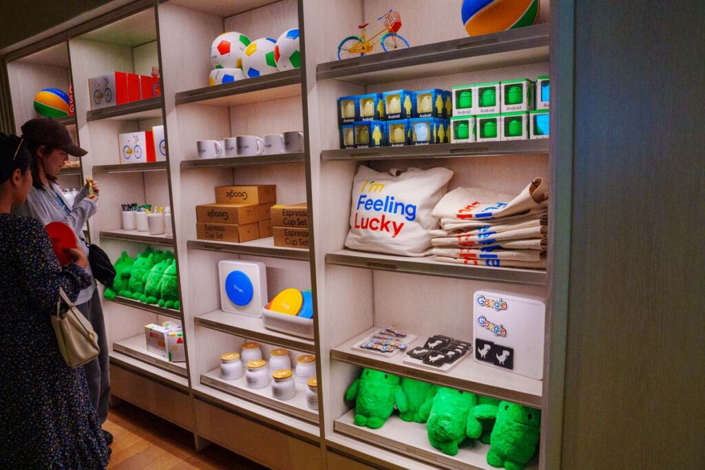 Google Storeの土産グッズコーナー