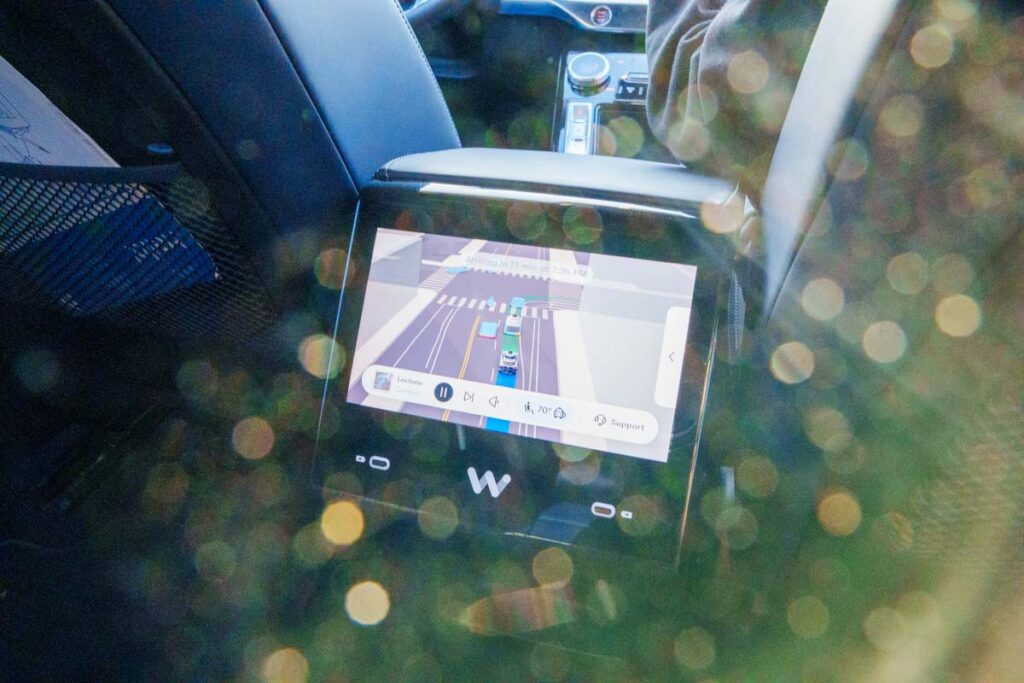 後部座席用ディスプレイ。到着予定時刻や走行ルートが表示される