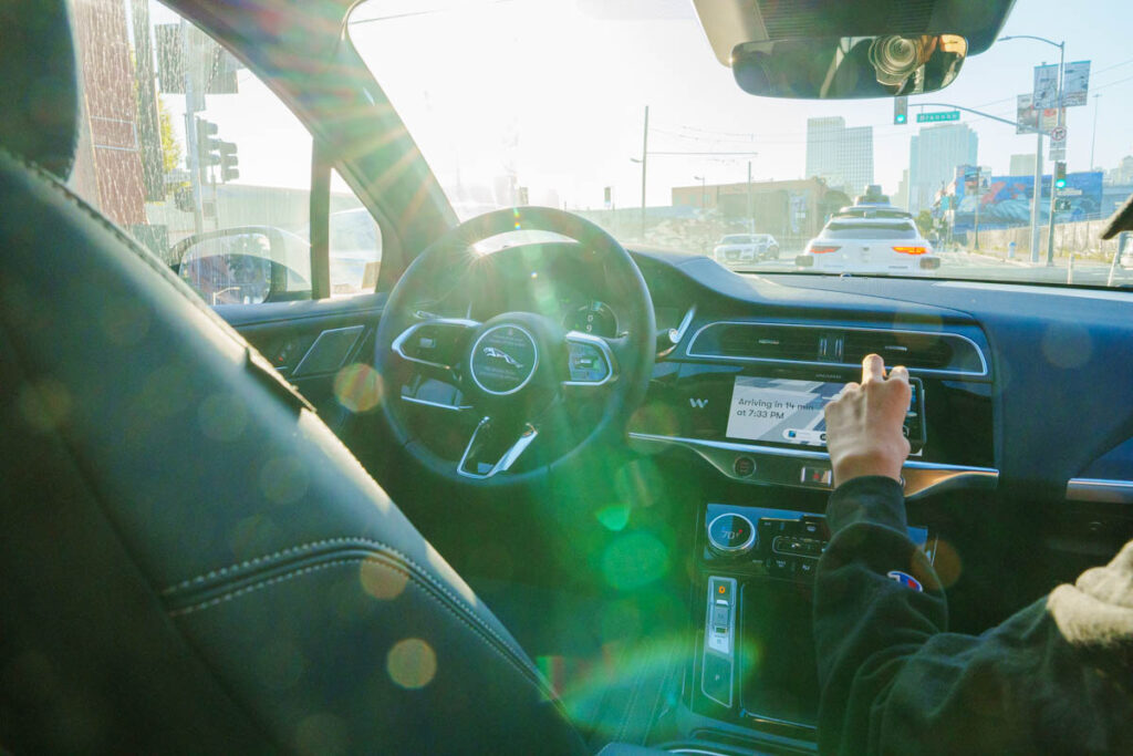 前の車もWaymo
