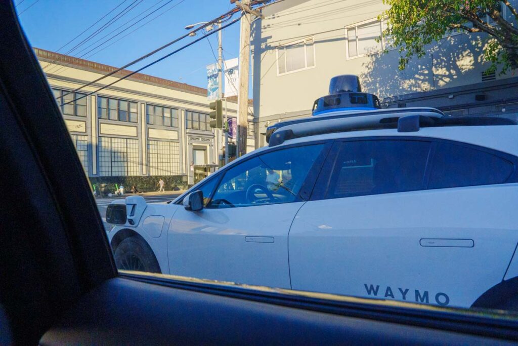 隣もWaymo