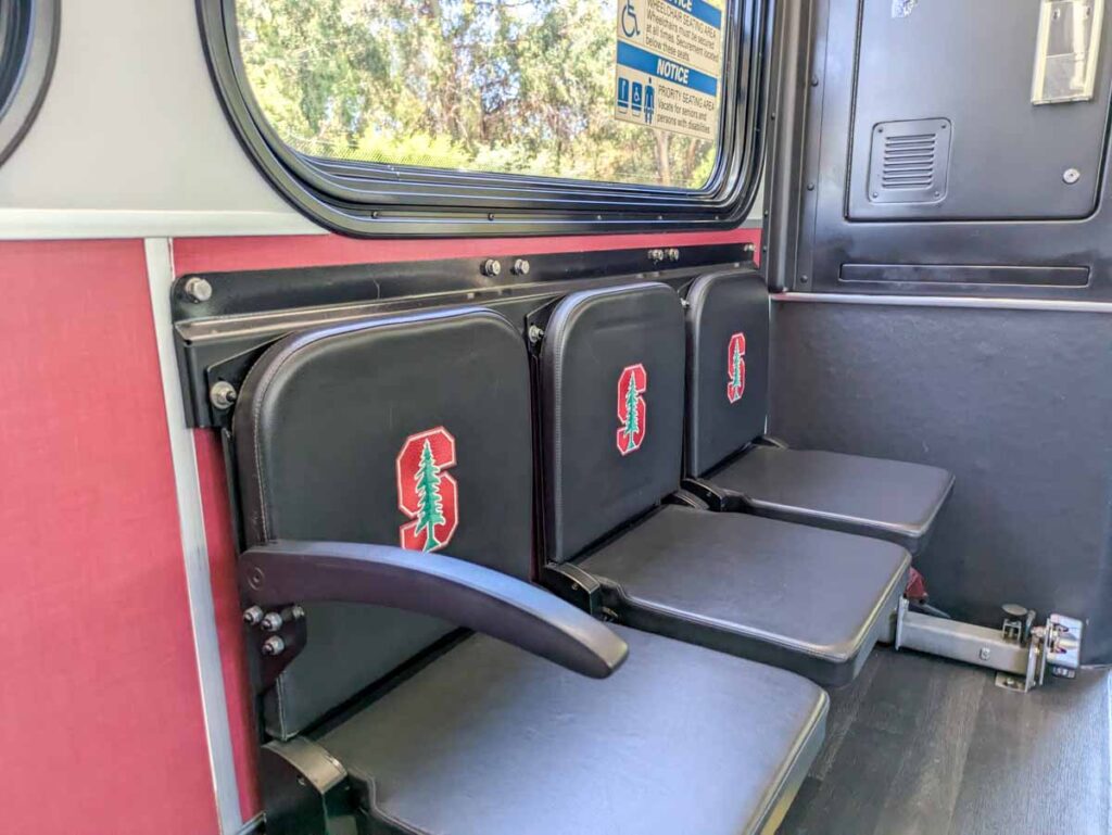 車内にもロゴマーク