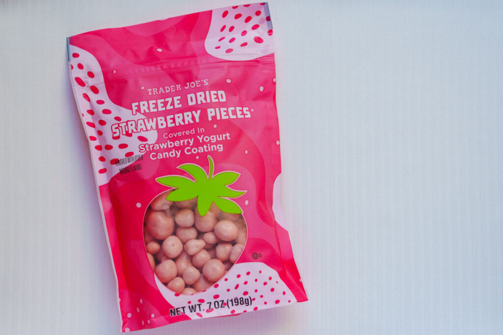 Trader Joe’sのフリーズドライのイチゴヨーグルトがけ（4.99ドル）