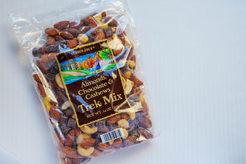 Trader Joe’sのアーモンド、チョコレート、カシューナッツ入りトレックミックス（6.49ドル）