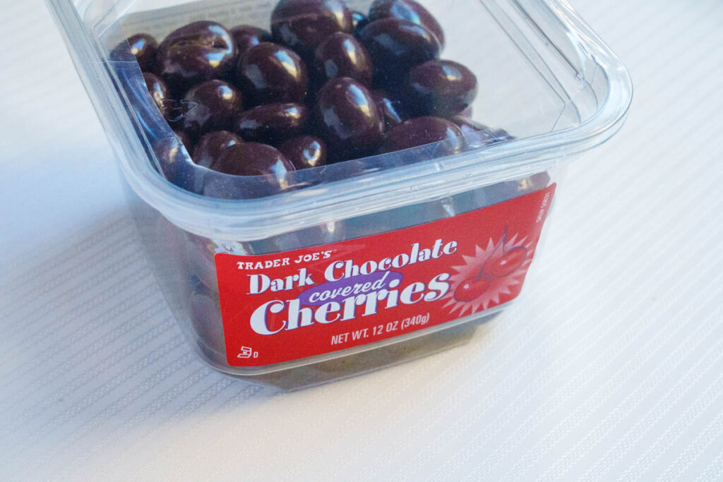 Trader Joe’sのダークチョコがけチェリー（6.99ドル）