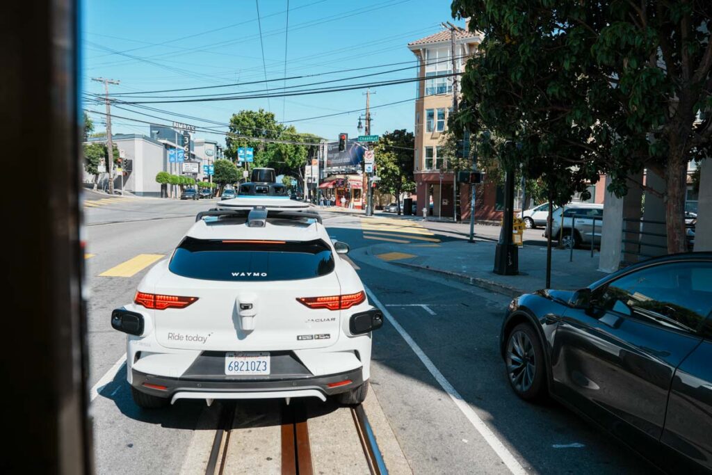 無人タクシーWaymo(ウェイモ)が前に