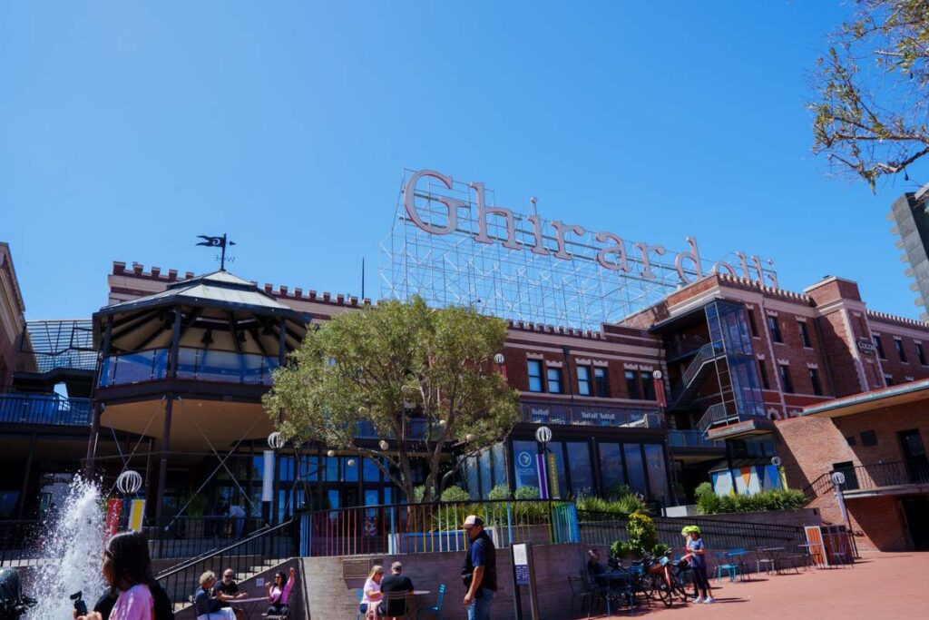 カフェや店が集まるギラデリスクエア(Ghirardelli Square)
