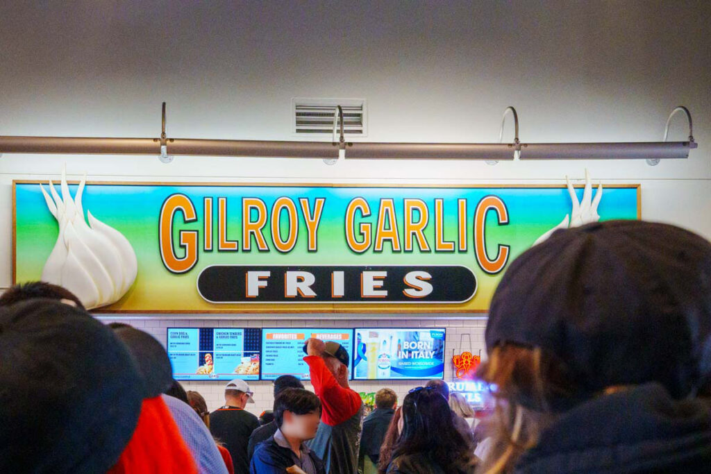 プロムナード階(1階メインコンコース)にあるギルロイ・ガーリック・フライ(GILROY GARLIC FRIES)