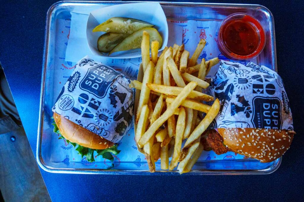 バーガーは紙にきっちり包まれて渡される