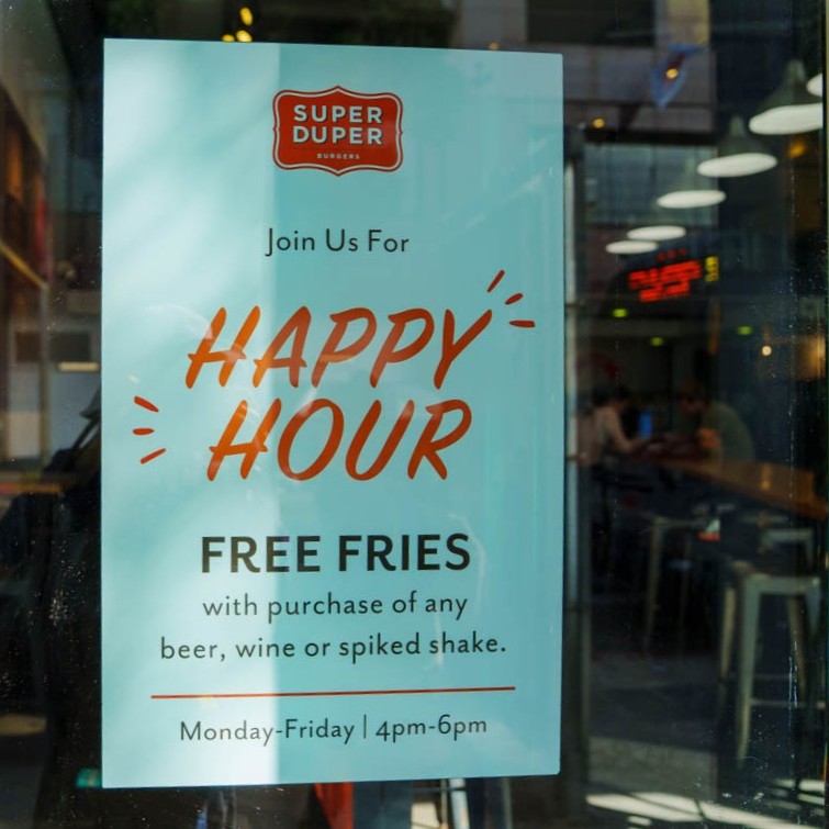 ビールやワイン、シェイクを注文すると、午後4時から6時はフレンチフライが無料