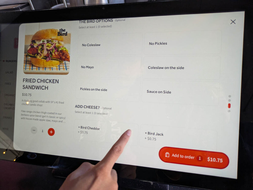 Super Duperのタッチ注文画面。ピクルスやソースをサイドに置くか、など好みを訊かれる