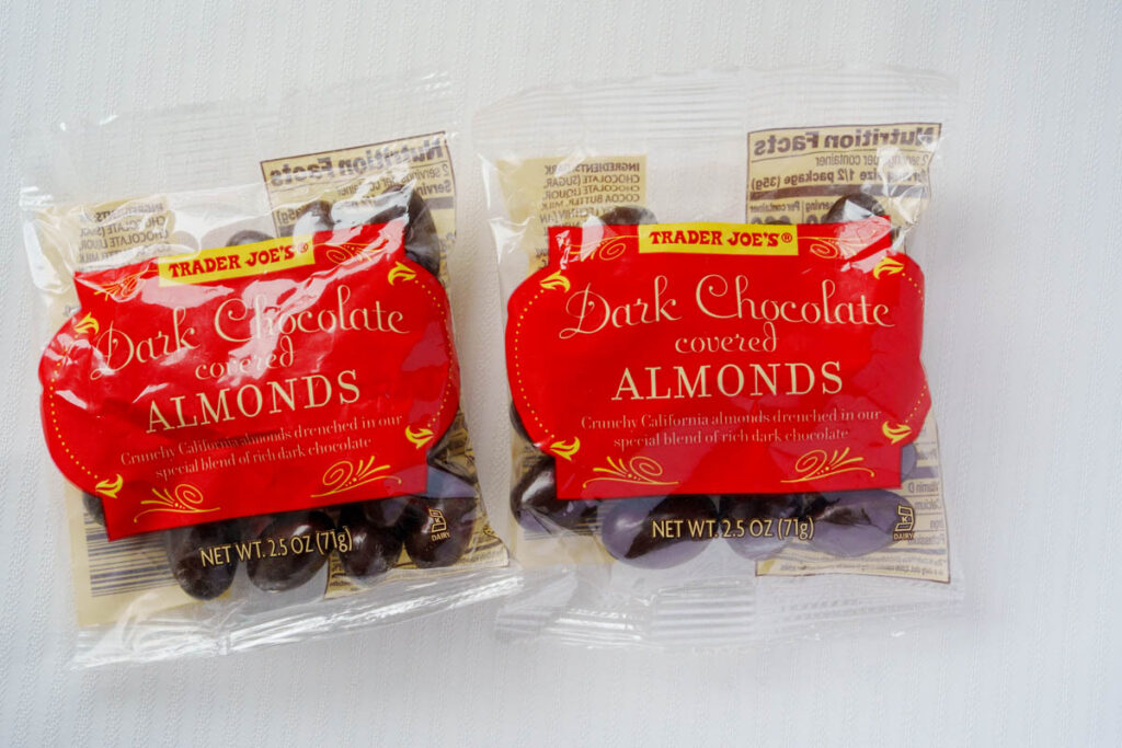 Trader Joe’sのダークチョコアーモンド（1.29ドル）